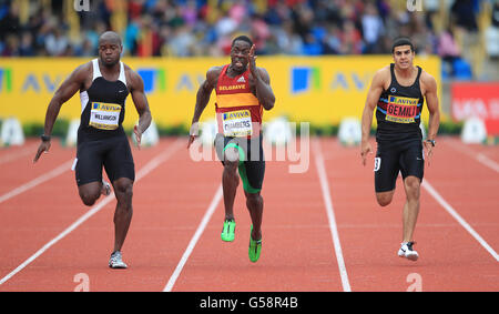 Dwain Chambers (centro) batte Simeon Williamson (l) e Adam Gemili per vincere la finale Mens 100m durante le prove e i campionati britannici di Aviva all'Alexander Stadium di Birmingham Foto Stock