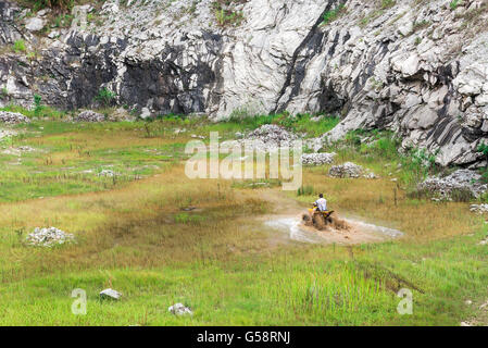 Minas Gerais, Brasile, Dec,27 - 2015: uomo nella natura godendo di una off road quad bike veicolo in campagna. Foto Stock