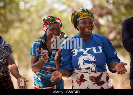 Un gruppo di donne cantano insieme nella provincia di Nampula, Mozambico. Foto Stock