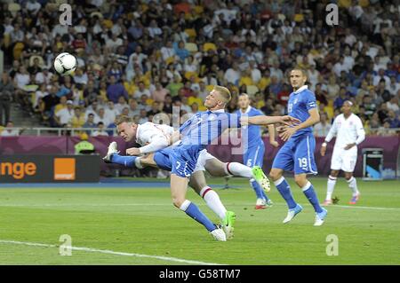 Calcio - UEFA Euro 2012 - Quarter Final - Inghilterra / Italia - Stadio Olimpico. Wayne Rooney (a sinistra) in Inghilterra ha la possibilità di raggiungere il traguardo mentre Ignazio Abate (a destra) in Italia batte per la palla Foto Stock