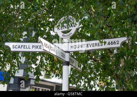 Segno posto nel centro della città di Kendal Cumbria gemellato con Rinteln distanze tedesco a Rinteln New York Everest Scafell Pike Foto Stock