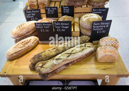 Un display di pane appena sfornato il pane artigianale in cabine supermercato Lake District Inghilterra REGNO UNITO Foto Stock