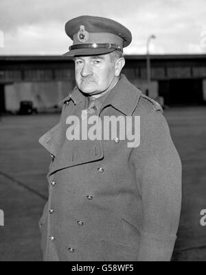 Il maresciallo di campo Sir William Slim ('Uncle Bill') all'aeroporto di Londra dopo un volo da New York. Slim (1891-1970) fu comandante del XIV Esercito ('Forgotten') durante la riconquista della Birmania dal giapponese 1943-45. Tra il 1953-1960 fu Governatore Generale d'Australia. Foto Stock