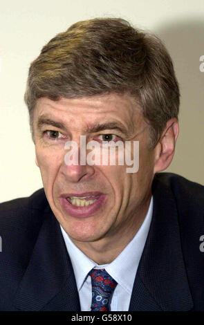 Arsenal manager Arsene Wenger durante una conferenza stampa presso la sede centrale della Football Association nel centro di Londra, dopo la messa al bando della sua 12 partita touchline da parte di una commissione indipendente di tre consiglieri fa. La commissione gli ha autorizzato l'accusa di minaccia di comportamento, ma lo ha ritenuto colpevole di un'accusa totale di cattiva condotta. Invece del ban di touchline Wenger è stato rimproverato e multato 10,000. Wenger dovrà pagare le spese della commissione di ricorso che si è seduta per ascoltare il suo caso nella nuova audizione. Il francese è stato accusato in base alle nuove linee guida di punizione fa con presunto Foto Stock