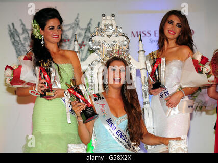 Miss Devon Charlotte Holmes vince la finale di Miss Inghilterra con i secondi classificati Sunderland Peopple's Choice Tamzin Cummings (a sinistra) e Miss North Yorkshire Anastasia Smith (a destra) ad Athena, Leicester. Foto Stock