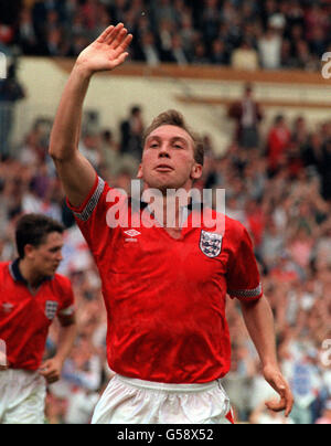 Calcio - International friendly - England Challenge Cup - Inghilterra / Argentina - Stadio di Wembley. David Platt festeggia dopo aver segnato il secondo gol dell'Inghilterra contro l'Argentina durante la partita internazionale al Wembley Stadium. Foto Stock