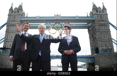 (Da sinistra a destra) Segretario per i media e lo sport della cultura Jeremy Hunt, Sindaco di Londra Boris Johnson e Presidente del Comitato organizzatore dei Giochi Olimpici e Paralimpici di Londra, Lord Sebastian Coe di fronte al Tower Bridge di Londra, dove gli anelli olimpici sono stati appesi questa mattina in preparazione per l'inizio delle Olimpiadi di Lodnon del 2012. Foto Stock