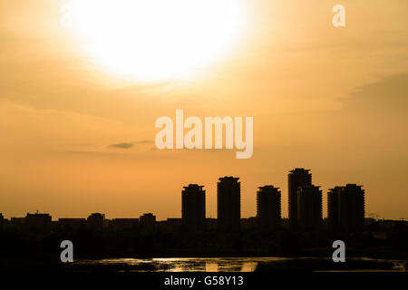 Estate tramonto su Bucarest skyline della città in Romania Foto Stock