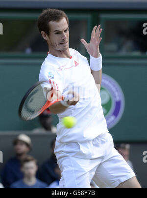 Andy Murray della Gran Bretagna in azione contro i Marcos Bagdatis di Cipro durante il sesto giorno dei Campionati di Wimbledon 2012 presso l'All England Lawn Tennis Club di Wimbledon. Foto Stock