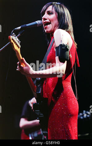 Il cantante PJ Harvey (Polly Jean Harvey) ha suonato sul palco allo Shepherds Bush Empire, a Londra. Foto Stock