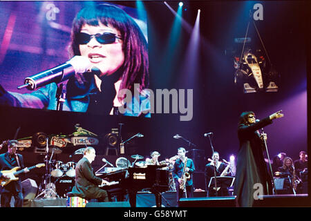 Il cantante soul Gabrielle (a destra) si esibisce sul palco con il presentatore televisivo e musicista Jools Holland (a sinistra) al pianoforte, durante la festa del Gran Premio, in aiuto della Brain and spine Foundation presso l'Albert Hall di Londra. Foto Stock