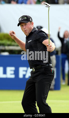 Golf - 2012 Irish Open - 4° giorno - Royal Portrush Golf Club. Jamie Donaldson del Galles festeggia la vittoria dell'Irish Open durante il quarto giorno dell'Irish Open al Royal Portrush Golf Club di Portrush. Foto Stock