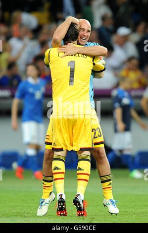 Calcio - UEFA euro 2012 - finale - Spagna / Italia - Stadio Olimpico. I goalkeeper spagnoli Iker Casillas e Jose Reina (a destra) celebrano la vittoria dopo il fischio finale Foto Stock