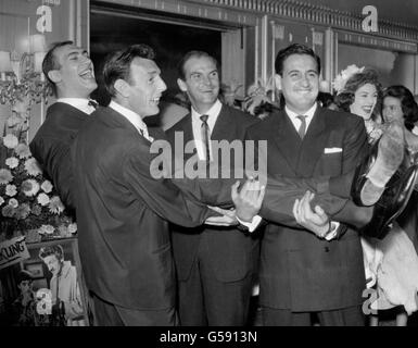 Il comico Bernard Bresslaw, 25, dopo il suo matrimonio con la ballerina Elizabeth Wright presso l'ufficio di registrazione di Caxton Hall, Westminster, Londra. Porta Bresslaw, da sinistra a destra, sono: Il comico Eric Sykes, l'attore Stanley Baker e il comico Bernie Winters. Foto Stock