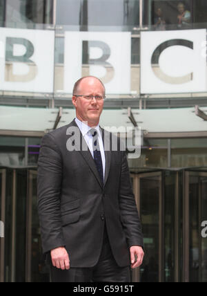 Il nuovo Direttore Generale della BBC George Entwistle pone per i media al di fuori della nuova Broadcasting House nel centro di Londra. Foto Stock