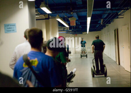 I partecipanti della sesta edizione di speranza, un hacker annuale' CONVENZIONE, andare per Segways test drive, 22 luglio 2006, la città di New York Foto Stock