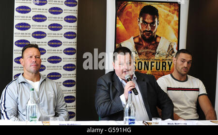 (Da sinistra a destra) Vinny Maddalone, Promoter Mick Hennessy e Tyson Fury durante la conferenza stampa all'Holiday Inn di Bristol. Foto Stock