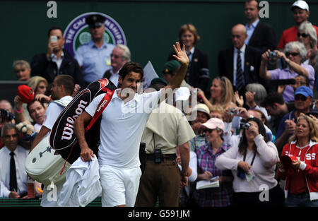 Roger Federer in Svizzera celebra la sconfitta di Mikhail Youzhny in Russia durante il 9° giorno dei Campionati di Wimbledon del 2012 presso l'All England Lawn Tennis Club di Wimbledon. Foto Stock