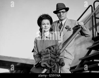 Intrattenimento - Laurence Olivier e Vivien Leigh - Aeroporto di Heathrow. L'attore Laurence Olivier e sua moglie, l'attrice Vivien Leigh, all'aeroporto di Heathrow Foto Stock