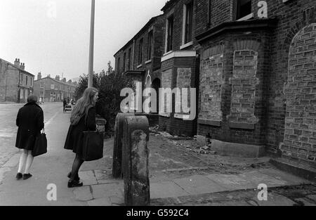 Una scena di strada a Lower Broughton, Salford - un'area una volta descritta come una 'baraccopoli classica' - dove i residenti hanno emesso oltre 80 convocazioni contro i loro proprietari, il Salford Metropolitan District Council, accusati di nuisances statutarie. Foto Stock