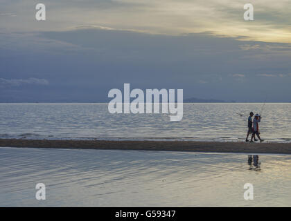 Tornando a casa dalla pesca alla fine della giornata. Ban Tai Beach, Koh Phangan, Thailandia. Foto Stock