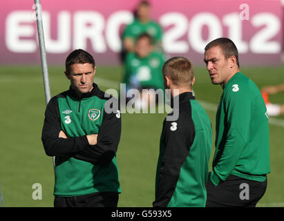 Robbie Keane della Repubblica d'Irlanda (a sinistra), Damien Duff e Richard Dunne (a destra) durante una sessione di allenamento allo stadio municipale di Gdynia, Polonia. Foto Stock