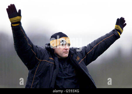 Il nuovo manager di Wolverhampton Wanderers, Dave Jones, si è impresso durante una sessione di allenamento, alla vigilia della prima partita di calcio della Divisione contro Portsmouth a Molineux. Foto Stock