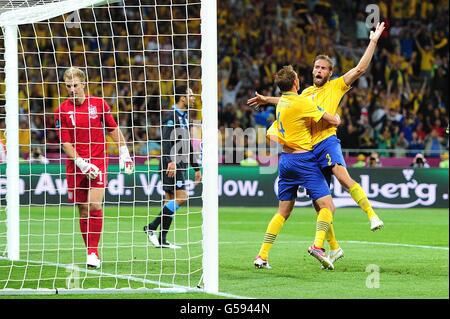 Calcio - UEFA Euro 2012 - Gruppo D - Svezia / Inghilterra - NSC Olimpiyskiy. Olof Mellberg (a destra) in Svezia festeggia il secondo obiettivo del gioco con il compagno di squadra Andreas Granqvist Foto Stock