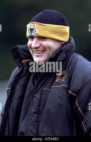 Il nuovo manager di Wolverhampton Wanderers, Dave Jones, durante una sessione di allenamento con i suoi giocatori, alla vigilia della prima partita di calcio della Divisione contro Portsmouth a Molineux. Foto Stock