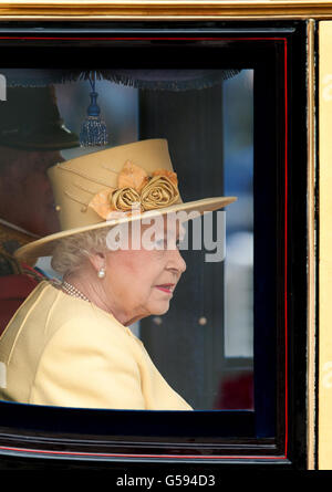 La regina Elisabetta II lascia Buckingham Palace, nel centro di Londra, per partecipare alla sfilata di Trooping the Color. Foto Stock