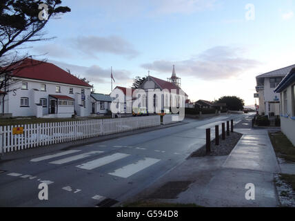 Vista generale della stazione di polizia e della chiesa cattolica di St Mary su Ross Road a Stanley, Isole Falkland. Foto Stock