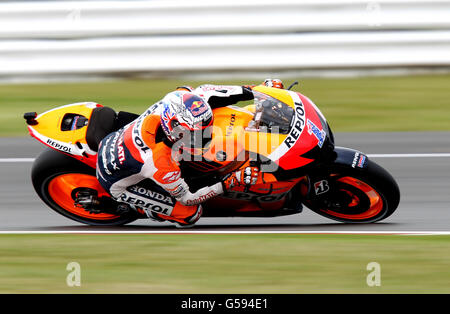 Casey Stoner australiana sulla Repsol Honda durante le prove libere per il round britannico di Moto GP al circuito di Silverstone, Northamptonshire. Foto Stock