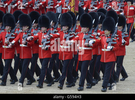 La sfilata Trooping the Color al Horse Guards Parade, nel centro di Londra. Foto Stock