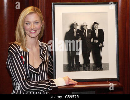 L'attrice Joely Richardson si alza, con un ritratto fotografico di Terence Donovan di Sir Ralph Richardson, di sinistra, Sir Laurence Olivier, centro e Sir Alec Guinness, scattato nel 1980 a condizione che fosse pubblicato solo dopo la loro morte. * la fotografia sarà messa all'asta con altri 53 lotti a Christie's, Londra il 22 gennaio per raccogliere fondi per la carità HIV, il faro di Londra. R/I: 23/01/01. Foto Stock