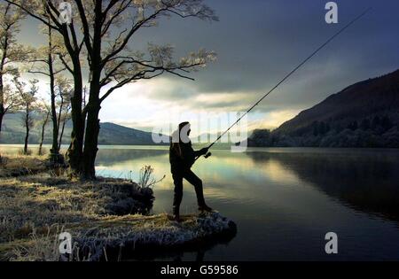 Un pescatore pesca al salmone il primo giorno della stagione del salmone sul fiume Tay a Kenmore, in Scozia. Anche l'ex cricketer inglese Ian Botham ha partecipato all'evento. Foto Stock