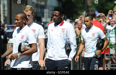 Inghilterra (da sinistra a destra) Ashley Young, Joe Hart, Danny Welbeck e Theo Walcott lasciano il team hotel per una sessione di formazione, a Cracovia, Polonia. Foto Stock