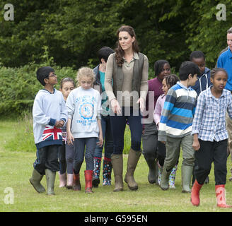 La Duchessa di Cambridge visita il programma di espansione della scuola elementare di Horizons, partecipando ad attività all'aperto presso la Margaret McMillan House di Widehorisons a Wrotham, Kent. Foto Stock