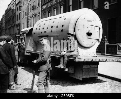 I soldati britannici custodiscono un'auto blindata improvvisata, realizzata da una caldaia locomotiva, e servirono a trasportare le truppe da un punto all'altro durante il Sinn Fein 'Rising di Pasqua', iniziato il 24 aprile. Sul lato della caldaia sono visibili sia lacune false che reali. Foto Stock
