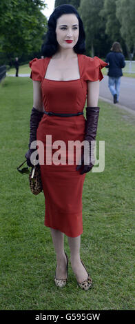 Dita von Teese arriva per la Cartier Queen's Cup al Guards Polo Club di Windsor. Foto Stock