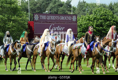 L'Oman Royal Household Cavallry arriva per la Cartier Queen's Cup al Guards Polo Club di Windsor. Foto Stock