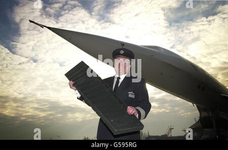 Il pilota capo Concorde Mike Banister della British Airways ha raffigurato all'aeroporto di Heathrow una sezione del nuovo kevlar e rivestimento in gomma che verrà utilizzato per proteggere i serbatoi di carburante degli aeromobili in caso di foratura della pelle dell'ala. *... Ci vorrà un team di 40 ingegneri tra le otto e le 10 settimane per apportare modifiche a ciascuna delle sette Concorde della compagnia aerea. I nuovi liner dovrebbero evitare qualsiasi ripetizione del devastante incendio che ha abbattuto la Concorde Air France, che si è schiantata nei pressi di Parigi nel luglio 2000, uccidendo tutte le 109 persone a bordo e quattro sul terreno. Foto Stock