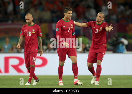 Il portoghese Raul Meireles (a sinistra), Cristiano Ronaldo (al centro) e Pepe (a destra) appaiono espulsi dopo che Rafael Van der Vaart (non nella foto) ha segnato il gol di apertura della sua squadra. Foto Stock