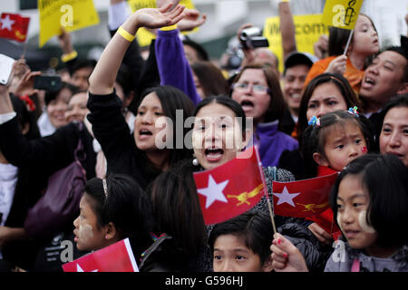 I cittadini birmani salutano il leader birmano Aung San Suu Kyi, a favore della democrazia, dopo aver ricevuto la Freedom of the City di Dublino in un concerto speciale all'aperto. Foto Stock