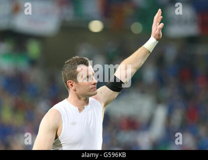 Lo Shay della Repubblica d'Irlanda ha dato le onde ai tifosi mentre lascia il campo durante la partita UEFA Euro 2012 Group allo Stadio Municipale di Poznan, Polonia. Foto Stock