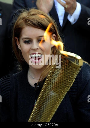 La principessa Beatrice accoglie la fiamma olimpica sui gradini della Harewood House, vicino a Leeds, durante l'Olympic Torch Relay. Foto Stock