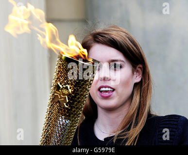 La principessa Beatrice accoglie la fiamma olimpica sui gradini della Harewood House, vicino a Leeds, durante l'Olympic Torch Relay. Foto Stock