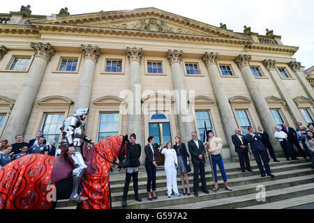 Il conte e la contessa di Harewood e la principessa Beatrice (al centro a destra) accolgono Janet Baker e la fiamma olimpica sui gradini di Harewood House, vicino a Leeds, durante l'Olympic Torch Relay. Foto Stock