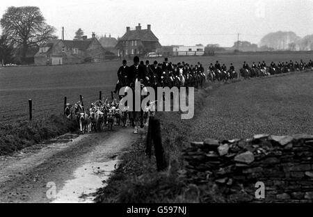 CACCIA ALLA VOLPE 1980: Il Duca di Beaufort's Hunt si fa strada attraverso il paesaggio del Cotswold vicino a Worcester Lodge, Badminton, Gloucestershire. Foto Stock