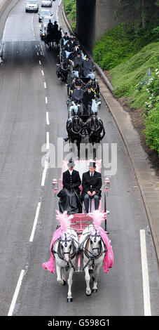 Il corteo funebre dei bambini Philpott sulla strada per la Chiesa di Santa Maria a Bridgegate, Derby. Foto Stock