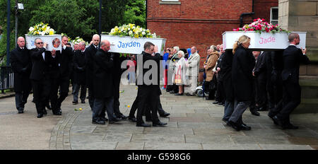 Il corpo funebre dei bambini Filpotti arriva alla chiesa di Santa Maria a Bridgegate, Derby. Foto Stock